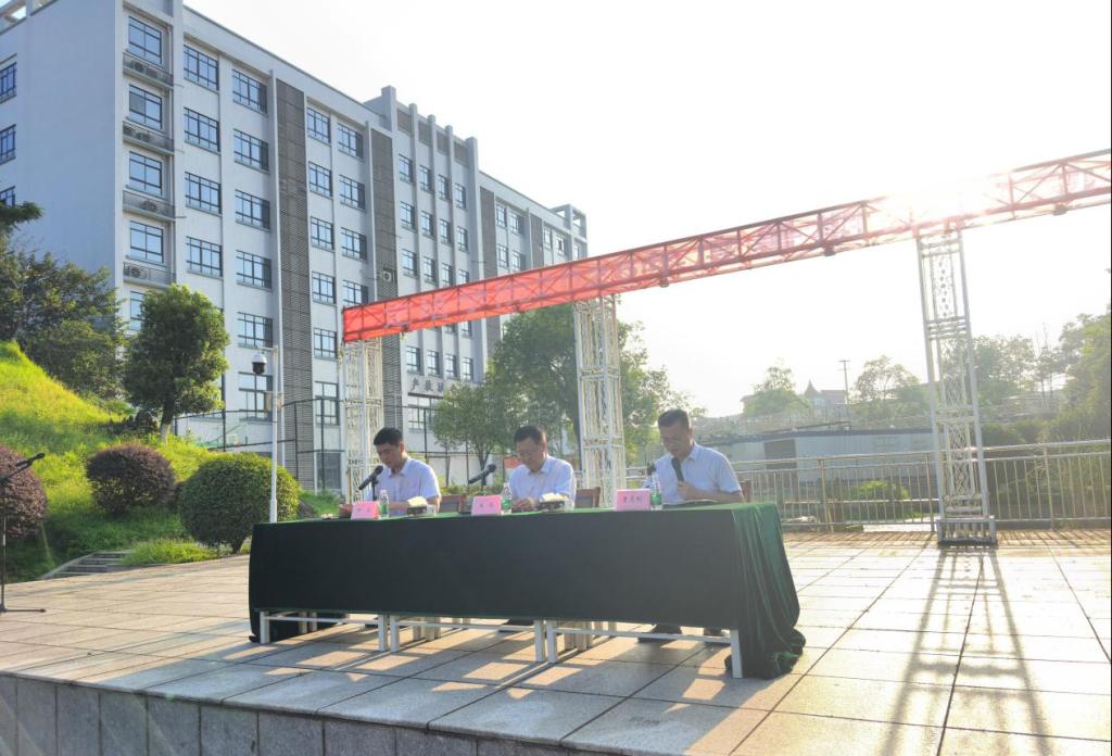 党总支书记曹志刚及100余名师生参加