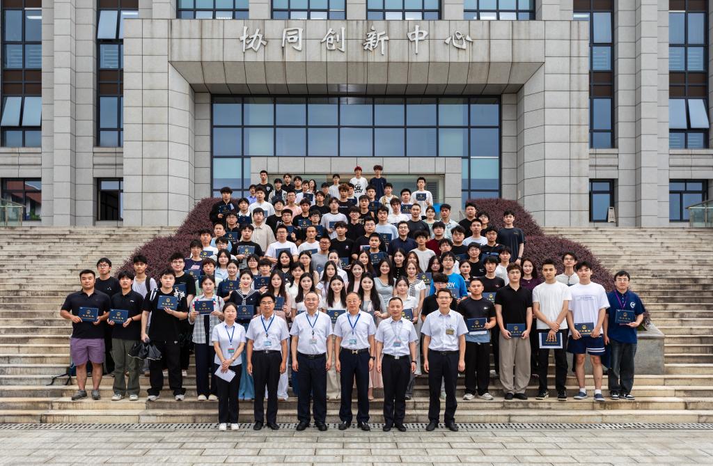 典礼在庄严的国歌声中正式拉开帷幕