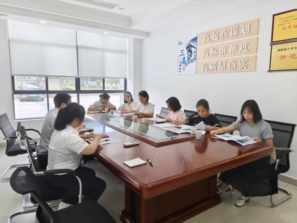 长沙市人力资源和社会保障局专家组一行