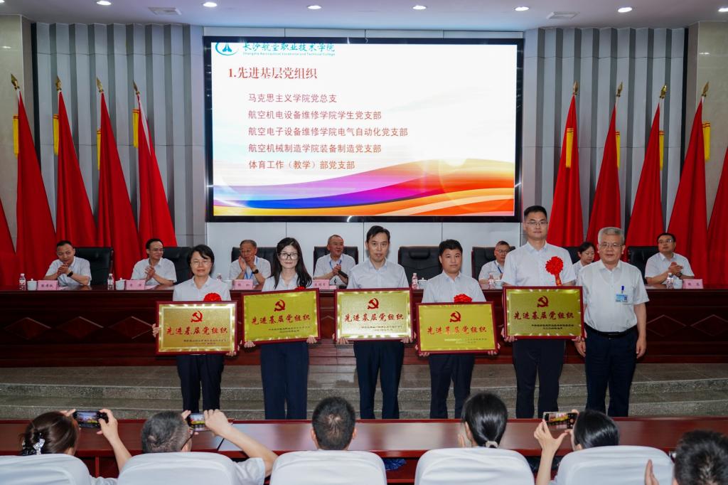 大会在雄壮激昂的国歌声中拉开帷幕