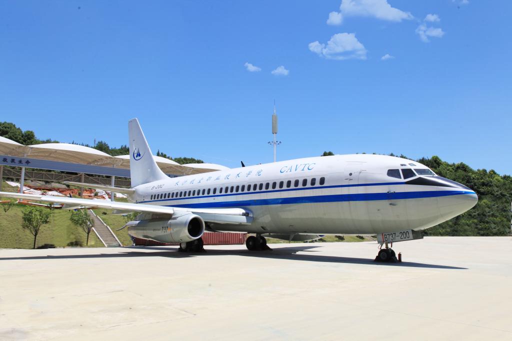 波音737-200客机
